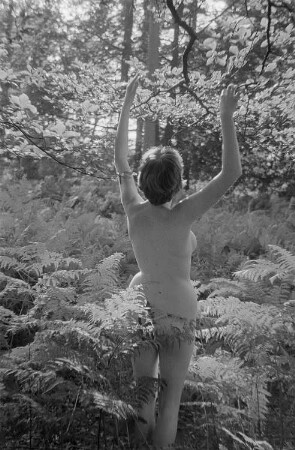 Aktaufnahme Renate Rössings in einem Wald