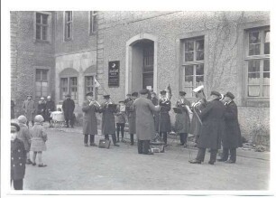 Blaskapelle vor dem Arbeitsamt. Detmold, Schlossplatz, Pavillon VI. Aufnahmedatum unbekannt (um 1930)