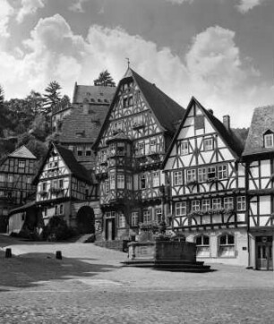 Miltenberg, Marktplatz. Ansicht mit Marktbrunnen (1583; M. Junker)