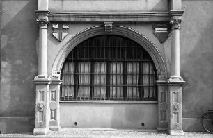 Freiburg i. Br.: Rundfenster des Rathauses mit österreichischem und Freiburger Wappen