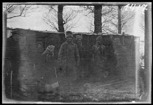 bei Illawcze (=Ilavche, Ukraine) an der Verkehrsstelle: Russische Soldaten ("russische Gardejäger") und Einheimische vor der Hütte für Tauschverkehr