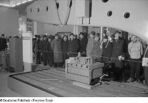Besucher vor dem Messestand mit Maschinen der Firma Strojexport auf der Ausstellungsfläche der Tschechoslowakei