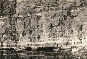 Helgoland. Auswaschung der Sandsteinschichten durch Wasser (Kliffküste)