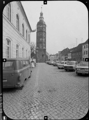 Luckau. Ehem. Georgenkapelle mit Hausmannsturm (Baubeginn wohl 2. V. 13. Jh., Turmbau um 1500). Ansicht über Am Markt von Westen