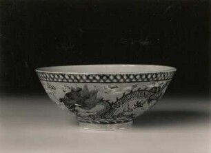Kumme (China, 1875/1908, Regierungsperiode Guangxu; Porzellan, Aufglasurmalerei; Höhe 7,4 cm, Durchmesser 17,6 cm; Staatliche Kunstsammlungen Dresden (SKD)