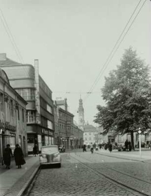 Cottbus, Marktstraße. Blick gegen das Rathaus von Südwesten