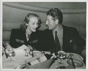 Marlene Dietrich und Jean Gabin, Restaurantbesuch (Los Angeles, zirka 1940 - 1943) (Archivtitel)