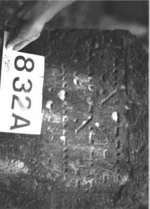 Grabstein 832 (Index: 99899237) Material: Sandstein Zustand: stark verwittert Maße HxBxT: 83x47x7 cm Beschreibung: Stele mit oben eingezogenem Konvexbogenabschluss: Grabstein 832A