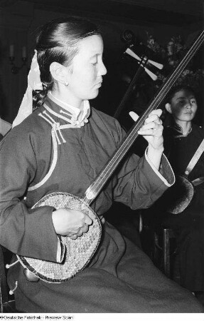 Auftritt eines mongolischen Gesangs- und Tanzensembles in der Kongresshalle