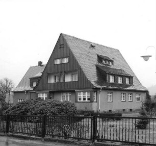 Bad Schandau-Ostrau, Villenkolonie Neuschandau, Ostrauer Ring 1. Wohnhaus (1904). Straßenansicht von Südosten