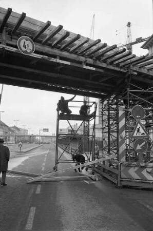Bau einer Fußgängerbrücke über die Kriegsstraße in Höhe der Ritterstraße