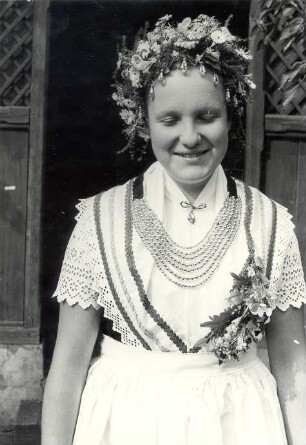 """Halbdeutsche"" Schleifer Tracht aus Rohne, Brautjungfer" : Kleidung - Schleifer Tracht. Ort: Rowno / Rohne. "Halbdeutsche" Schleifer Tracht. Brautjungfer (družka) erster Tag nachmittags.