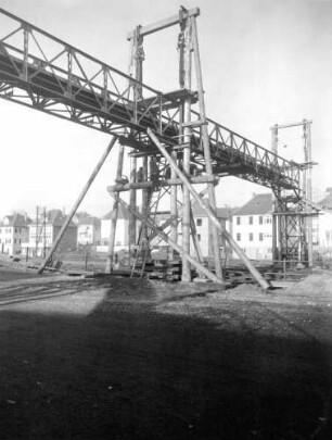 Ebersbach/Fils Fußgängersteg Bau Anheben Brückenträger Krangerüst Bauarbeiter