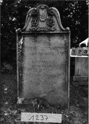 Grabstein 1237 [Hahn S. 82 Grab-Nr. 1891/92]