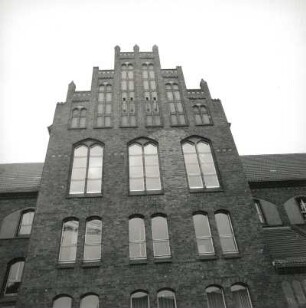 Spremberg, Wirthstraße 1. Gesamtschule (ehemalige Mädchenschule) (1905). Seitenrisalit Friedrichstraße
