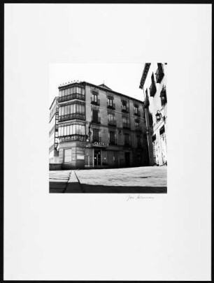 Segovia (?)/ Madrid (?). Großes Gebäude mit verglasten Veranden