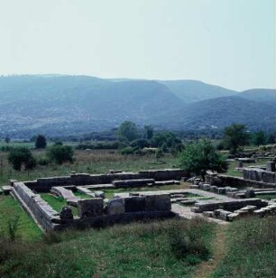 Dodona, Zeus-Heiligtum. Die Tempel von Zeus und Dione in der Tiefe des Talgrunds