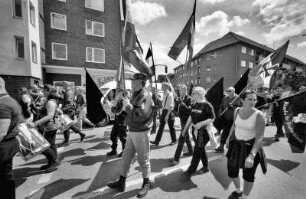 Rechtsextreme bei einem Aufmarsch von Neonazis am 15. Juli 1999 in Hamburg-Bergedorf protestieren gegen die Wehrmachtsausstellung