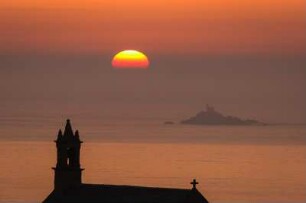 Frankreich. Bretagne. Finistere. Pointe du Van. Cap Sizun. Kapelle Saint They und vorgelagerte Insel bei Sonnenuntergang