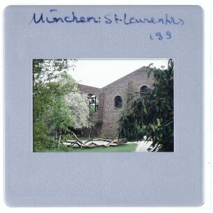 München, St. Laurentius : Fassade, Bäume und Gebüsch