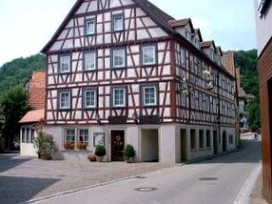 Stadtbild - Gasthof Rössle - Ansicht von Osten über Giebel- und Traufseite mit Fachwerkkonstruktion