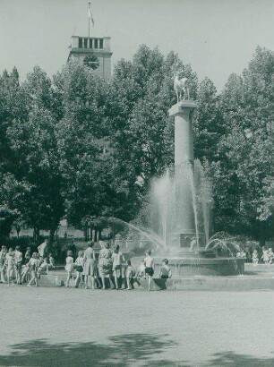 Stadtpark Schöneberg. Hirschbrunnen und Rathausturm