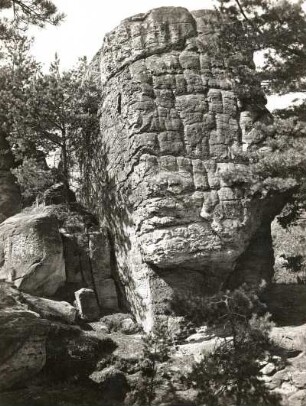 Harz. Burg Regenstein, nahe Blankenburg. Burgruine. Teil des Ostflügels. Verwitterungsformen des Sandsteins