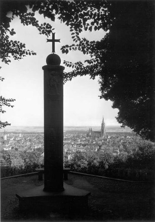 Ulm. Stadtansicht mit Münster Unserer Lieben Frau. Blick von einem Aussichtspunkt nach Südsüdost