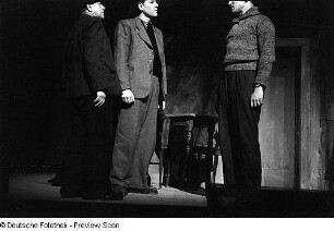 Szenenbilder aus dem Drama "Die Illegalen" von Günther Weisenborn am Hebbel-Theater Berlin