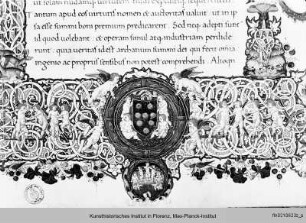 Lactanz: Istitutiones divinae : De falsa religione: Buchseite mit Randbordüre, eingeschlossenem Mediciwappen, Text, historisierter Initiale M mit der Darstellung des Lactanz