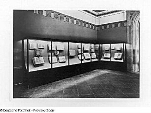 Dresden-Neustadt. Buchmuseum (seit 1935) im Japanischen Palais (1836, Ausmalung G. Semper). Handschriftensaal mit Vitrinen der Firma Ernst Rockhausen Söhne, Waldheim/Sachsen