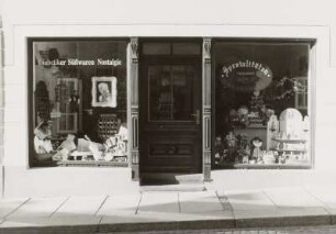 Markneukirchen, Wohnhaus mit Laden : Markneukirchen (Vogtlandkreis), Wohnhaus mit Laden (um 1890), Straße des Friedens 16, Fassadenteilansicht (Laden)