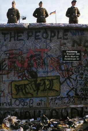 Berlin - Mauersoldaten : Mauer in Berlin, nach der Öffnung, am 11. November 1989 DDR Grenzer auf der Mauer am Brandenburger Tor