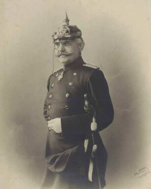 Adolf von Schempp, Oberst und Kommandeur 1901, zuletzt Generalleutnant, stehend mit Helm und Säbel