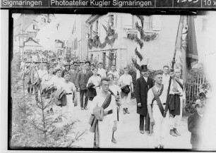 Gauturnfest des Turngaus Hohenzollern in Sigmaringendorf; Turnergruppe beim Umzug