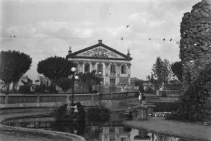 Theater Municipal : Das Stadttheater in Limeira. Davor eine Parkanlage mit einem Teich.