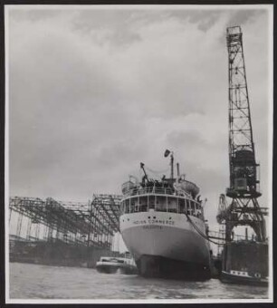 Ein indisches Schiff vor den Howaldtswerke am Hamburger Hafen
