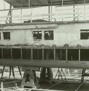 Dresden. Personen-Seitenraddampfer 'Diesbar' während der Reparaturarbeiten auf der Helling der Werft Laubegast : Dresden, Raddampfer Diesbar, Reparaturarbeiten auf Helling