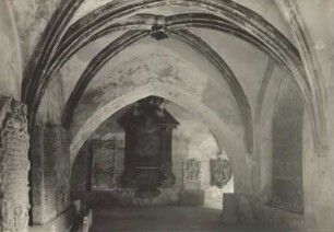 Kreuzgang mit Grabmälern, rechts Grabmal des Georg Ernst Wiegandt