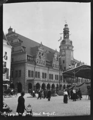 Altes Rathaus in Leipzig : Leipzig, Blick über den Marktplatz mit ephemerem Tribünenaufbau und Passanten auf das Alte Rathaus während der Jubiläumsfeier 500 Jahre Universität Leipzig