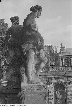 Nymphenpaar mit Delphin : Nymphenpaar mit Delphin. Sandstein (1924/1929; G. Wrba und Werkstatt). Dresden: Zwinger, Nymphenbad-Balustrade