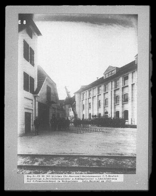 Wilthen, Weinbrennerei C. T. Hünlich, Angehörige der Betriebsfeuerwehr mit Anhängeleiter und Löschfahrzeug vor dem Feuerwehrdepot im Werkgelände, um 1925