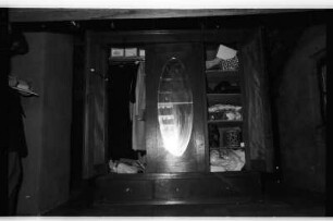Schrank (Detail) auf einem Dachboden