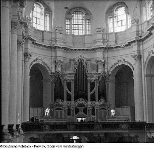 Kreuzkirche, Orgel, Spieltisch, Pfeifenwerk. Kreuzchor unter Leitung von Martin Flämig ab 1971. Hofkirche, Orgel von Silbermann, vollendet von Hildebrandt