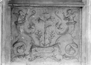 Wandreliefs, 10. Relief von links: Sicut lilium inter spinas