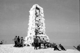 Feldberg: Feldbergturm mit sonnenden Leuten
