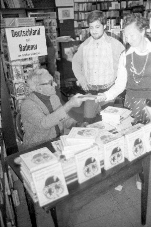 Signierstunde von Redakteur Hubert Doerrschuck alias "Amadeus Siebenpunkt" für sein Buch "Deutschland, deine Badener" in der "Braunsche Universitäts-Buchhandlung"