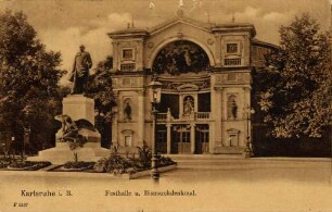 Postkartenalbum mit Motiven von Karlsruhe. "Karlsruhe in Baden. Festhalle und Bismarckdenkmal". Eingangsbereich der Festhalle mit Bismarckdenkmal