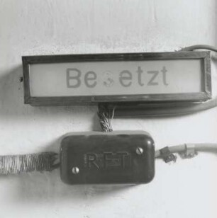 Untersuchungshaftanstalt des Ministeriums für Staatssicherheit der ehem. DDR. Anzeigeleuchte ("Besetzt") neben der Tür des Wartezimmers der Arztpraxis (3. Obergeschoß)