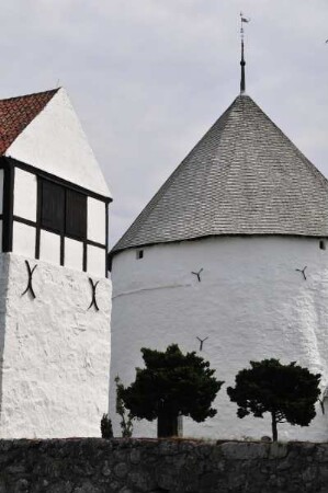 Aakirkeby - Rundkirche und Glockenturm : Die Nylars kirke bei Aakirkeby ist eine von vier romanischen Rundkirchen auf der dänischen Ostseeinsel Bornholm. Aufgenommen am 28. Juli 2010